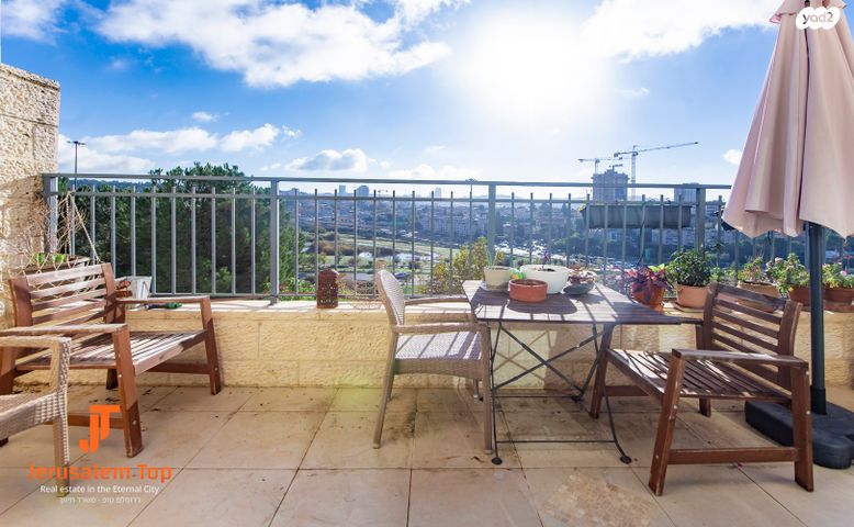 דו משפחתי, גדעון האוזנר, הולילנד, ירושלים