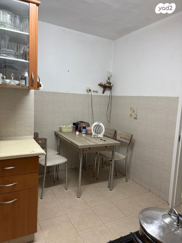 דירה, עזרא, שעריים, רחובות