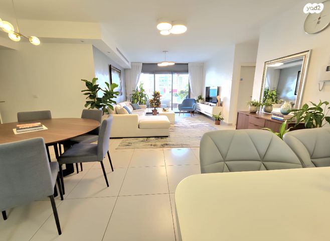 דירה, יצחק זיקו גרציאני, הזמר העברי, כפר סבא