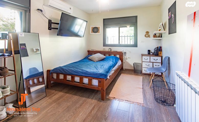 דו משפחתי, גדעון האוזנר, הולילנד, ירושלים