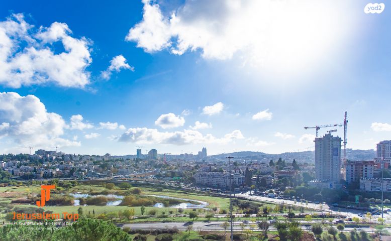 דו משפחתי, גדעון האוזנר, הולילנד, ירושלים