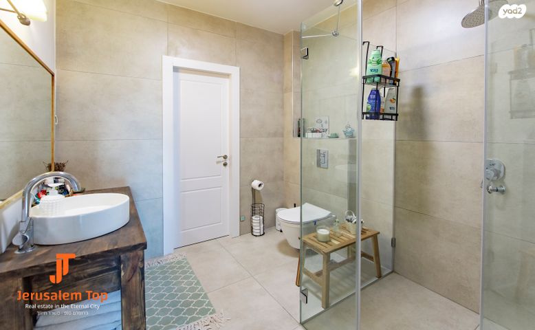 דו משפחתי, גדעון האוזנר, הולילנד, ירושלים