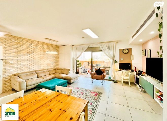 דירה, צור יצחק