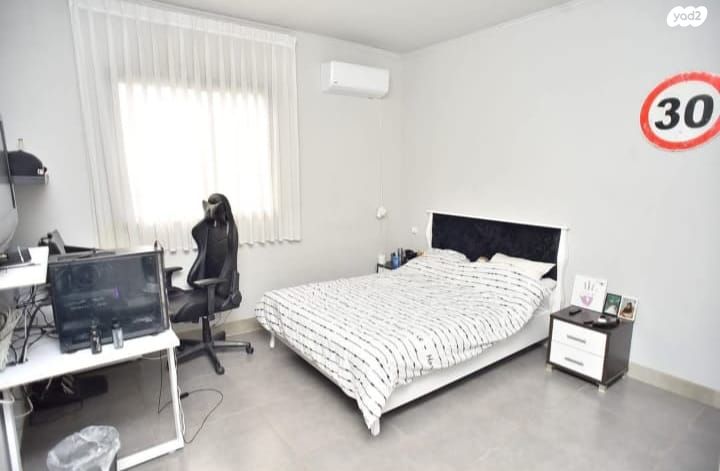 דו משפחתי, ד"ר אבא אחימאיר, גדרה