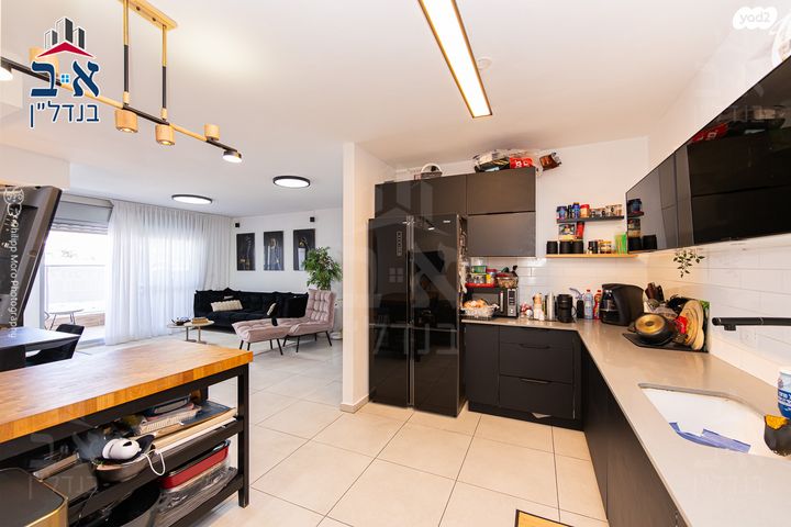 דירה, שדרות מנחם בגין, החותרים, טירת כרמל