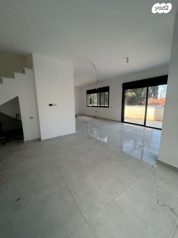 דירת גן, תל צבי, מרכז פרדס חנה, פרדס חנה כרכור