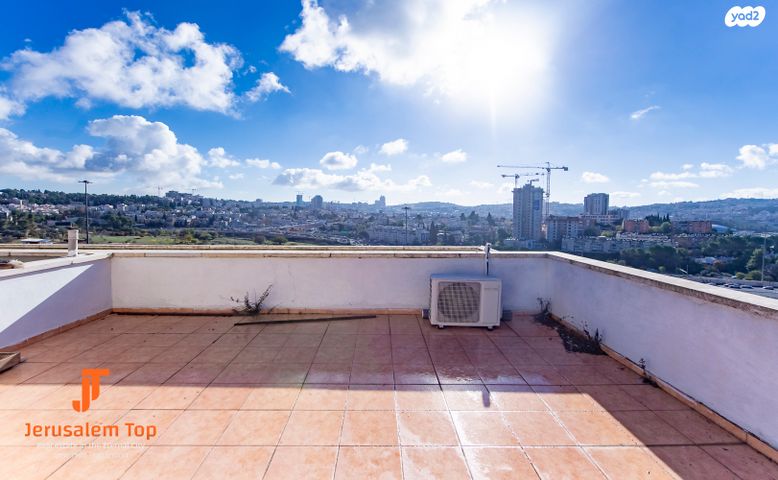 דו משפחתי, גדעון האוזנר, הולילנד, ירושלים