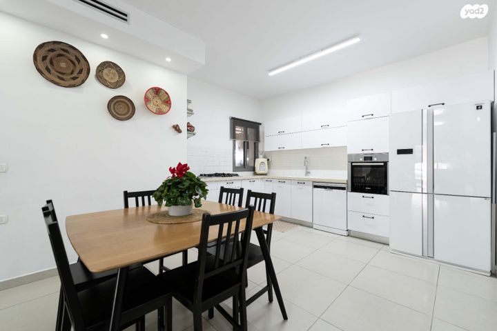 שושנה דמארי 22