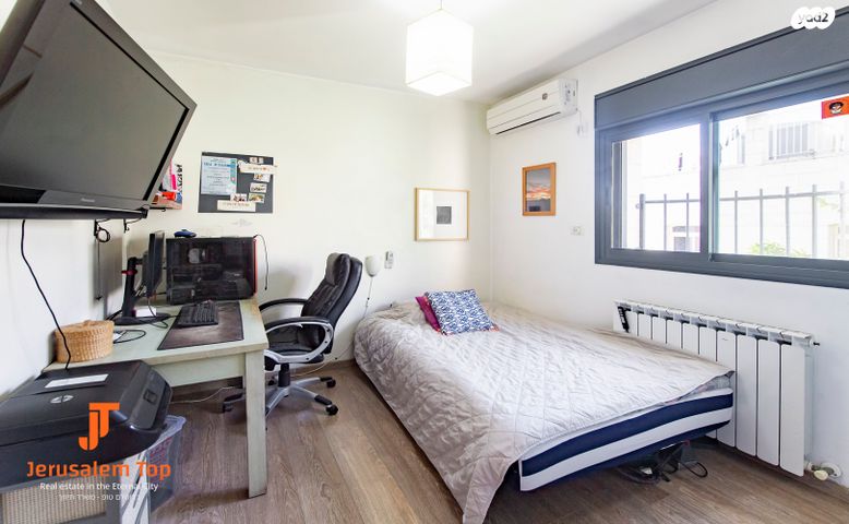 דו משפחתי, גדעון האוזנר, הולילנד, ירושלים