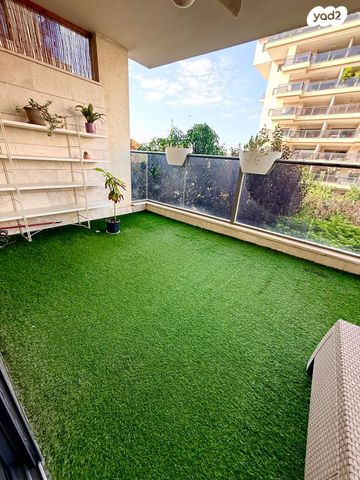 דירה, הזמר העברי, כפר סבא