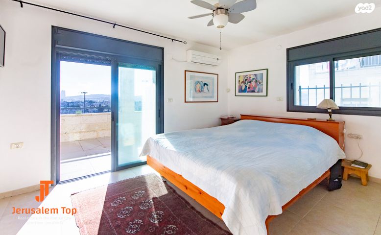 דו משפחתי, גדעון האוזנר, הולילנד, ירושלים