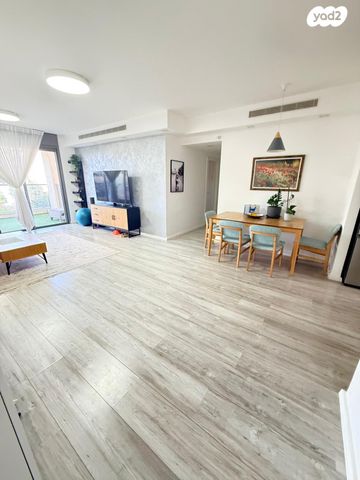 דירה, הזמר העברי, כפר סבא