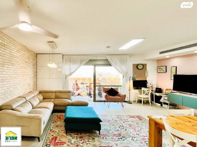 דירה, צור יצחק