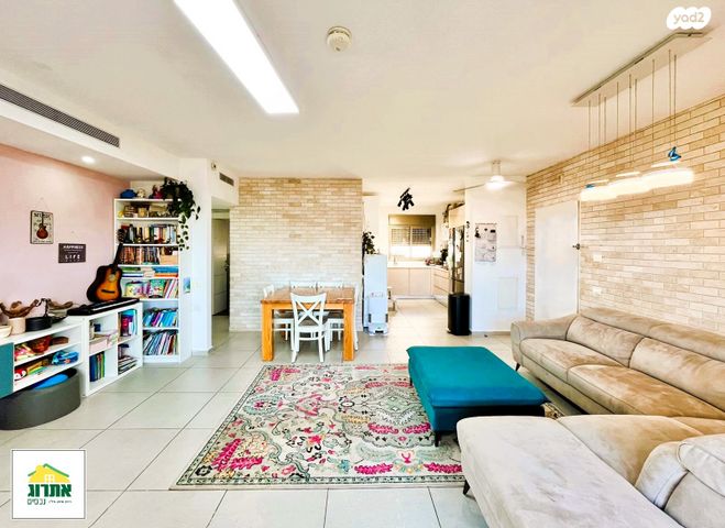 דירה, צור יצחק