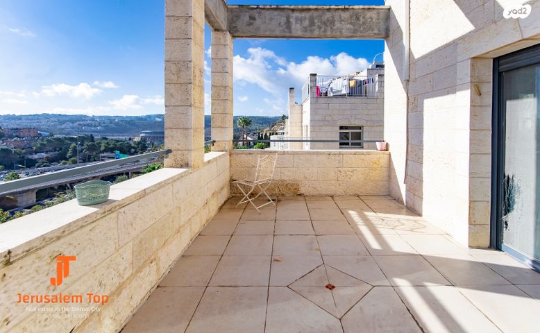 דו משפחתי, גדעון האוזנר, הולילנד, ירושלים