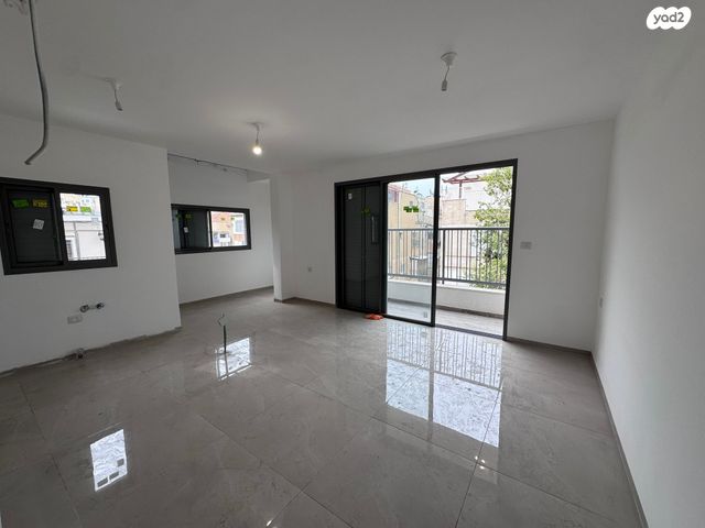 הפועל המזרחי ד', שיכון ד'