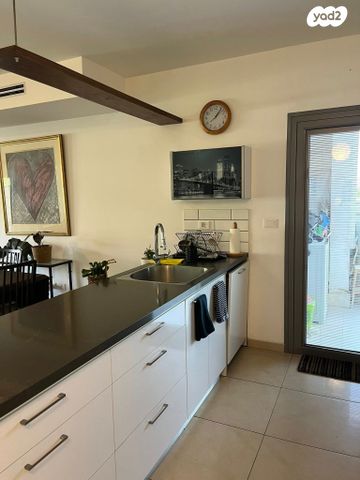 דירה, קרית הפרחים - 2005, רעננה