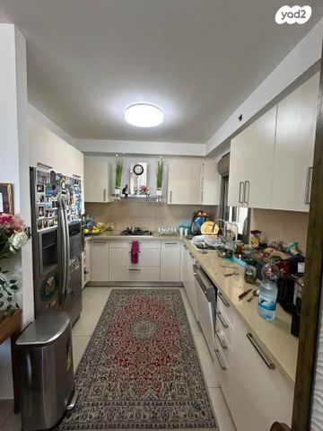 דירה, שדרת התמרים 9, שכונת בן גוריון, מרכז העיר ג', רמת גן