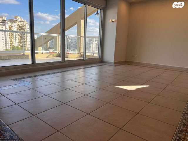 גג/ פנטהאוז, מנחם בגין 34, קרית רבין, חולון