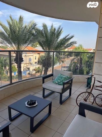 קרית הפרחים - 2005