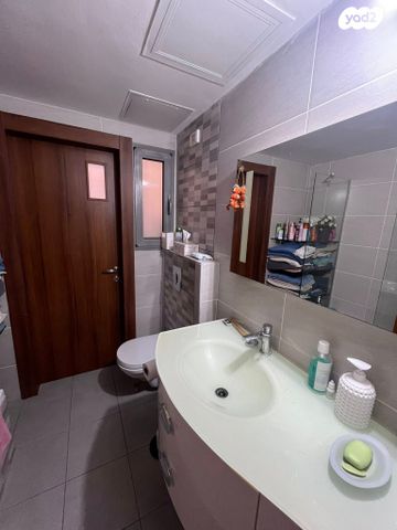 דירה, קרית הפרחים - 2005, רעננה