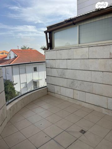 דירה, קרית הפרחים - 2005, רעננה