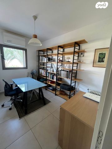 דירה, קרית הפרחים - 2005, רעננה