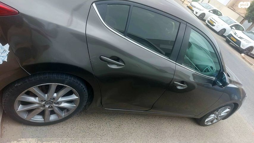 מודעת רכב מאזדה 3