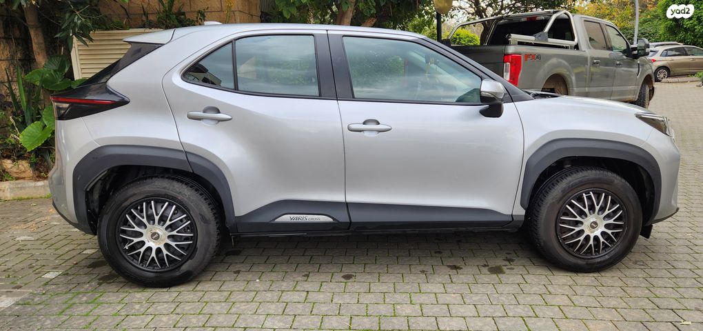 טויוטה יאריס קרוס