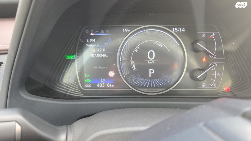 מודעת רכב לקסוס UX