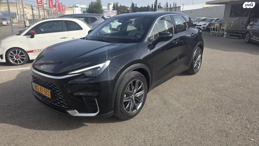 מודעת רכב לקסוס LBX