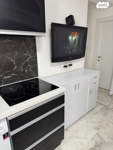 דירה, הרב עוזיאל 5, לב העיר, בת ים