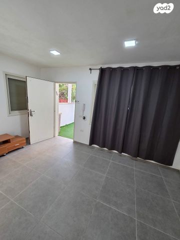 דירת גן, שירת גאולים 6, נווה ישראל, הרצליה