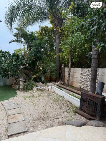 דו משפחתי, אלברט איינשטיין 44, קרית מטלון, פתח תקווה