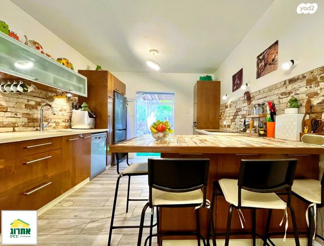 דו משפחתי, אגמית, כוכב יאיר / צור יגאל