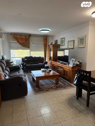 דירה, עיינות, עינות, ערד