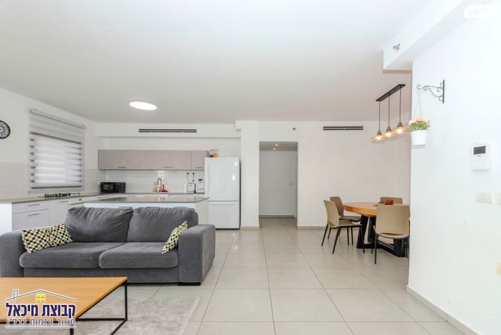 דירה, דליה רביקוביץ', פסגות אפק, ראש העין