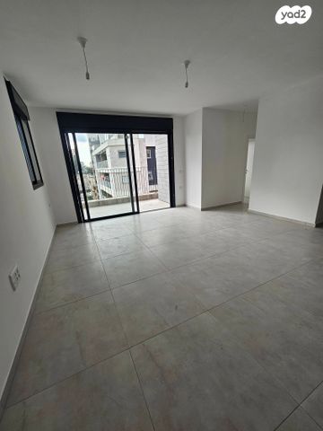 דירה, הרבי מרוז'ין, נווה רם, שיכון מזרחי, רמת גן