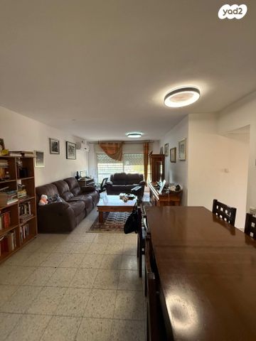 דירה, עיינות, עינות, ערד