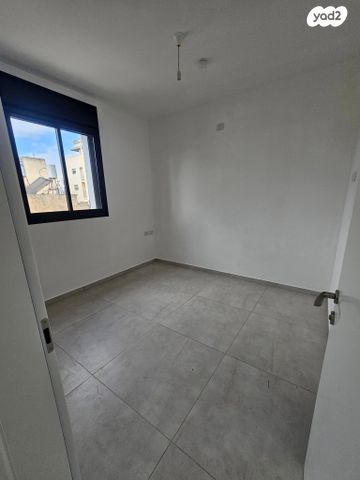 דירה, הרבי מרוז'ין, נווה רם, שיכון מזרחי, רמת גן