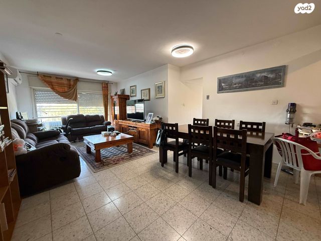 דירה, עיינות, עינות, ערד