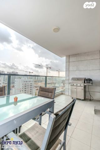 דירה, דליה רביקוביץ', פסגות אפק, ראש העין