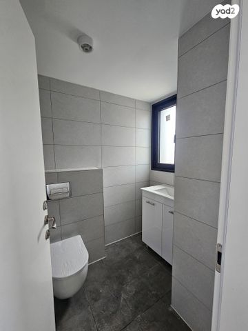 דירה, הרבי מרוז'ין, נווה רם, שיכון מזרחי, רמת גן