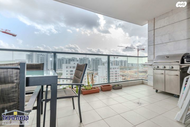 דירה, דליה רביקוביץ', פסגות אפק, ראש העין