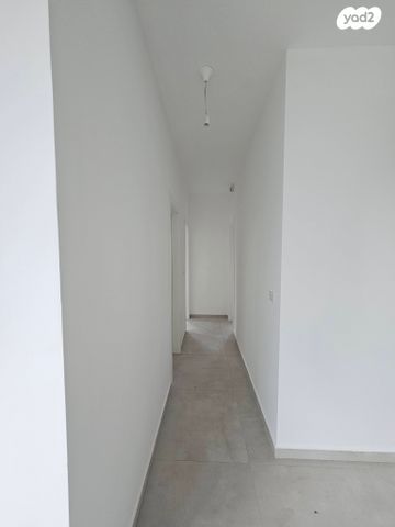 דירה, הרבי מרוז'ין, נווה רם, שיכון מזרחי, רמת גן