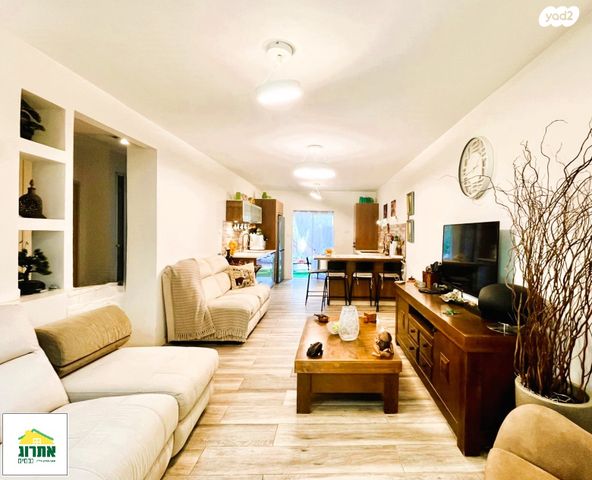 דו משפחתי, אגמית, כוכב יאיר / צור יגאל