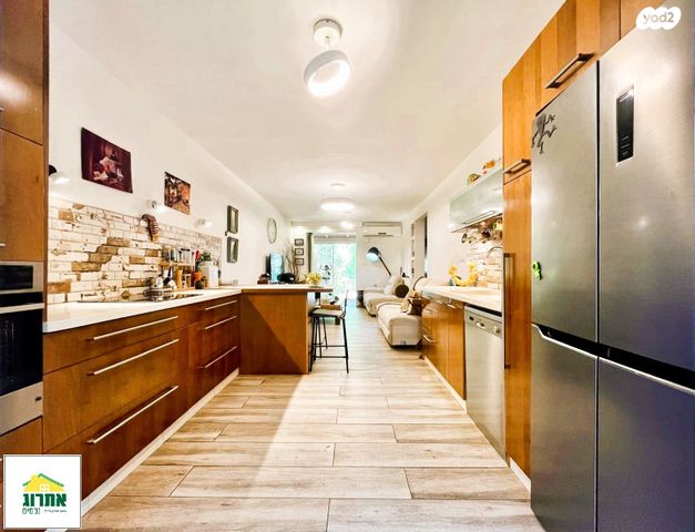 דו משפחתי, אגמית, כוכב יאיר / צור יגאל