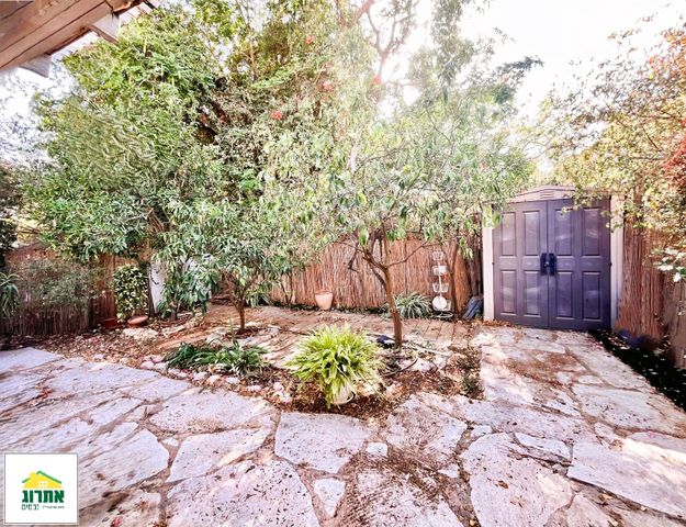 דו משפחתי, אגמית, כוכב יאיר / צור יגאל