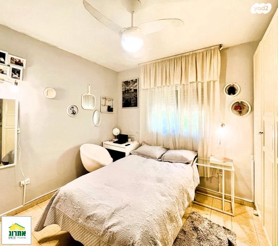 דו משפחתי, אגמית, כוכב יאיר / צור יגאל