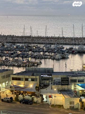 מרינה, פארק לאומי וחופים